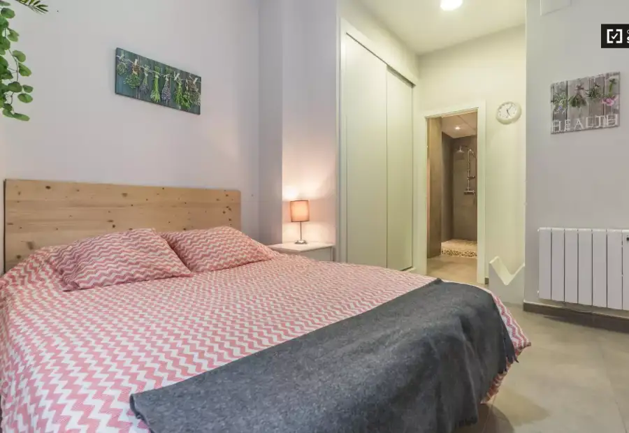 Habitación íntima con llave independiente en piso compartido, Ciutat Vella. en Valencia