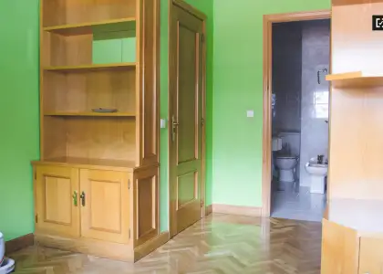Habitación íntima con llave independiente en piso de 4 habitaciones, Moncloa en Madrid