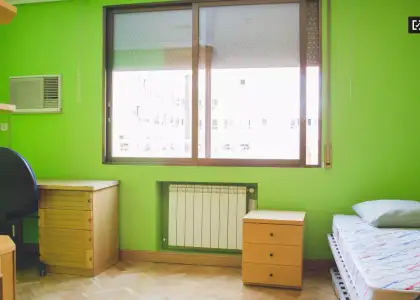Habitación íntima con llave independiente en piso de 4 habitaciones, Moncloa en Madrid