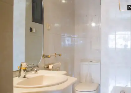 Habitación íntima con llave independiente en piso de 4 habitaciones, Moncloa en Madrid