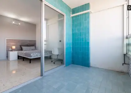 Habitación luminosa con balcón en un apartamento de 5 dormitorios en Camins al Grau en Valencia