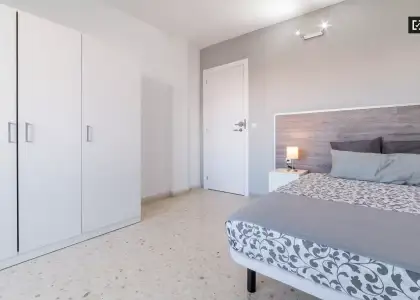 Habitación luminosa con balcón en un apartamento de 5 dormitorios en Camins al Grau en Valencia