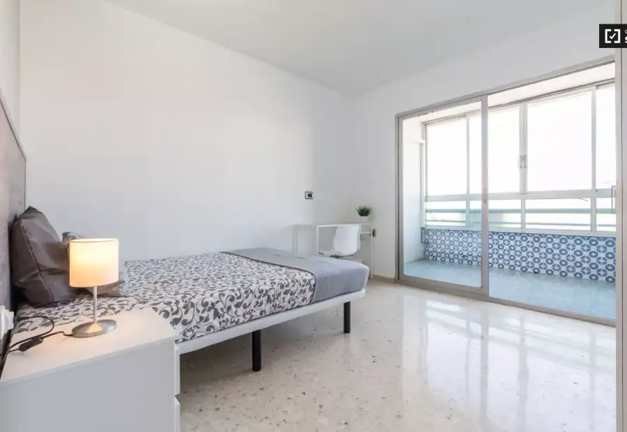 Habitación luminosa con balcón en un apartamento de 5 dormitorios en Camins al Grau en Valencia