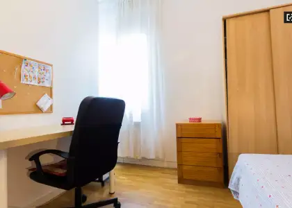 Habitación luminosa con cómoda en piso compartido, Latina en Madrid