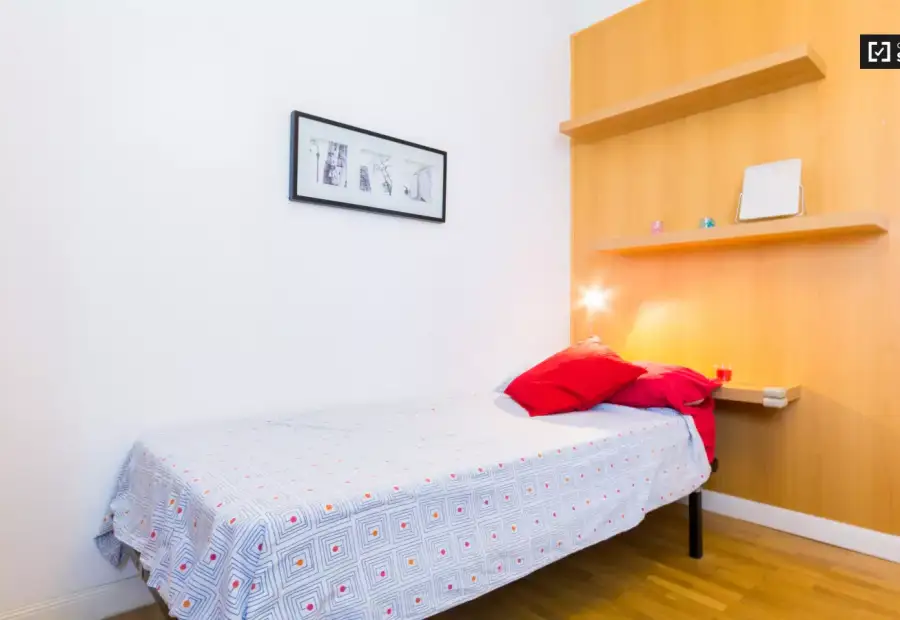Habitación luminosa con cómoda en piso compartido, Latina en Madrid