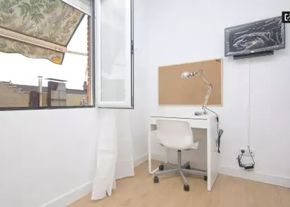 Habitación luminosa con cómoda en un apartamento de 4 dormitorios, Carabanchel en Madrid