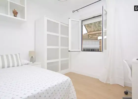 Habitación luminosa con cómoda en un apartamento de 4 dormitorios, Carabanchel en Madrid