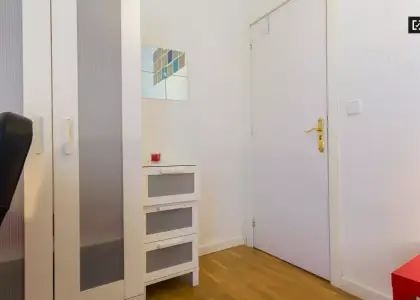 Habitación luminosa con escritorio en piso compartido, Latina en Madrid