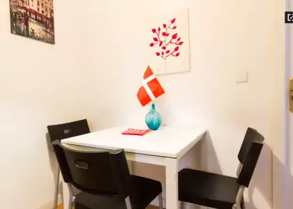 Habitación luminosa con escritorio en piso compartido, Latina en Madrid