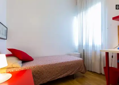 Habitación luminosa con escritorio en piso compartido, Latina en Madrid