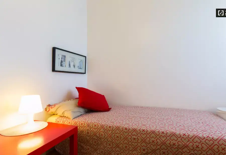 Habitación luminosa con escritorio en piso compartido, Latina en Madrid