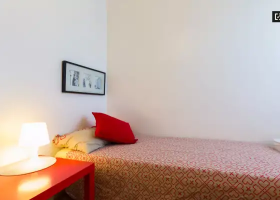 Habitación luminosa con escritorio en piso compartido, Latina en Madrid