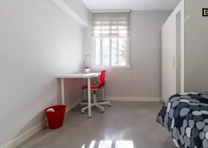 Habitación luminosa con escritorio en piso compartido, Poblats Maritim en Valencia
