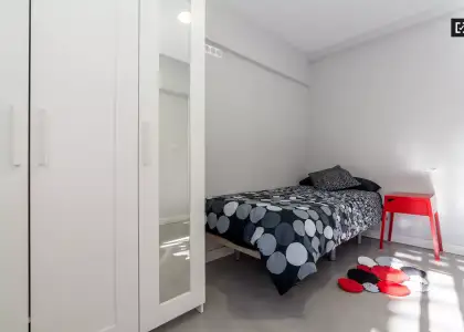 Habitación luminosa con escritorio en piso compartido, Poblats Maritim en Valencia