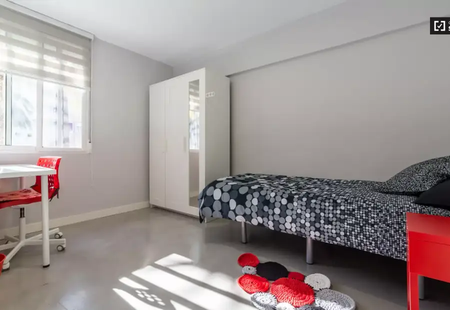 Habitación luminosa con escritorio en piso compartido, Poblats Maritim en Valencia