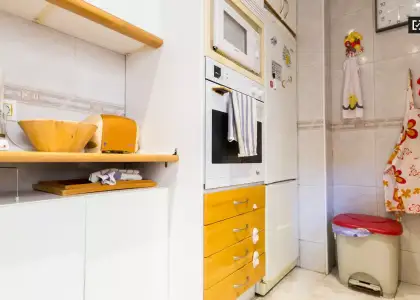 Habitación luminosa con llave independiente en piso compartido, Latina en Madrid
