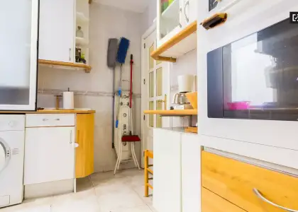 Habitación luminosa con llave independiente en piso compartido, Latina en Madrid