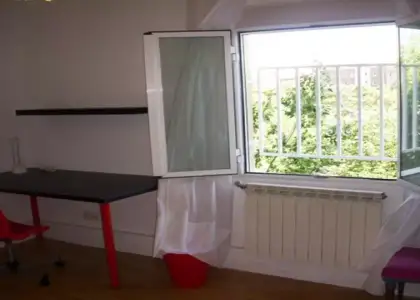 Habitación luminosa con llave independiente en piso compartido, Latina en Madrid