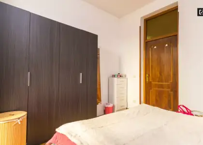 Habitación luminosa con ventana a la calle en piso compartido, Puerta del Sol en Madrid