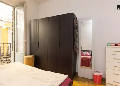 Habitación luminosa con ventana a la calle en piso compartido, Puerta del Sol en Madrid