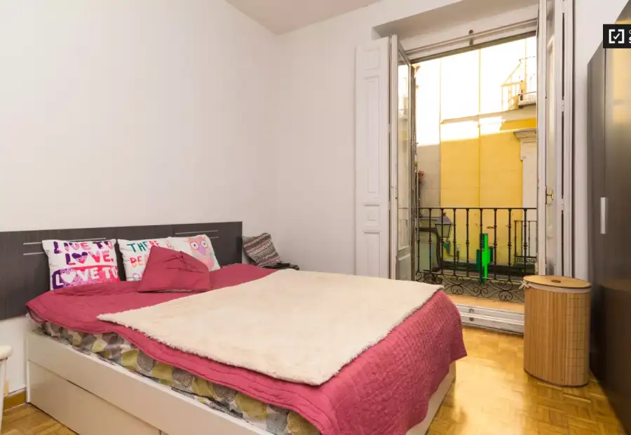 Habitación luminosa con ventana a la calle en piso compartido, Puerta del Sol en Madrid