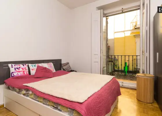 Habitación luminosa con ventana a la calle en piso compartido, Puerta del Sol en Madrid