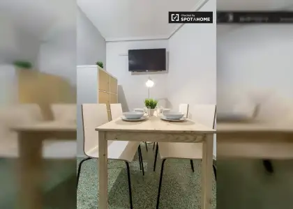 Habitación luminosa en alquiler en un apartamento de 5 dormitorios en El Pla del Real en Valencia