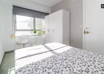 Habitación luminosa en alquiler en un apartamento de 5 dormitorios en El Pla del Real en Valencia