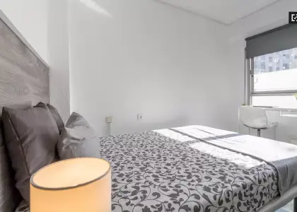 Habitación luminosa en alquiler en un apartamento de 5 dormitorios en El Pla del Real en Valencia