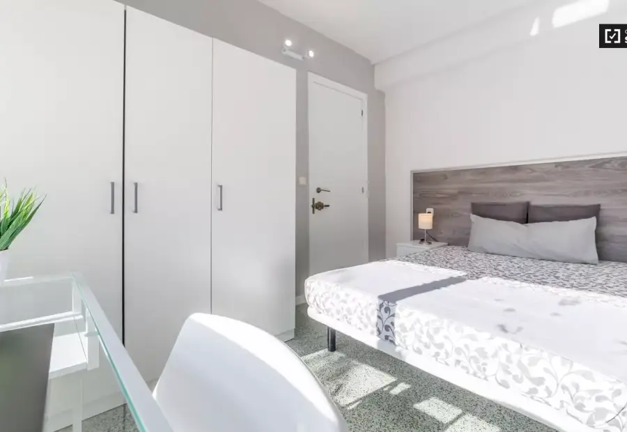 Habitación luminosa en alquiler en un apartamento de 5 dormitorios en El Pla del Real en Valencia