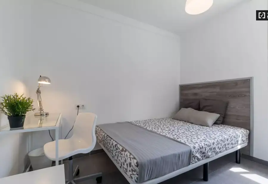 Habitación luminosa en apartamento de 4 dormitorios en Algirós en Valencia