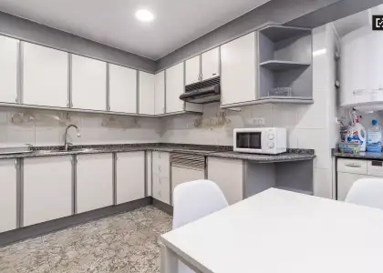 Habitación luminosa en apartamento de 6 dormitorios en Quatre Carreres en Valencia