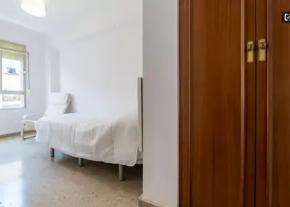 Habitación luminosa en apartamento de 6 dormitorios en Quatre Carreres en Valencia