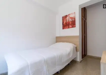 Habitación luminosa en apartamento de 6 dormitorios en Quatre Carreres en Valencia