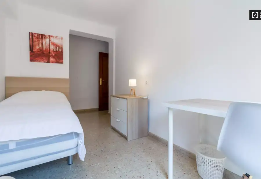 Habitación luminosa en apartamento de 6 dormitorios en Quatre Carreres en Valencia