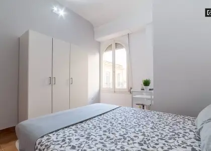 Habitación luminosa en apartamento de 7 habitaciones, Ciutat Vella en Valencia