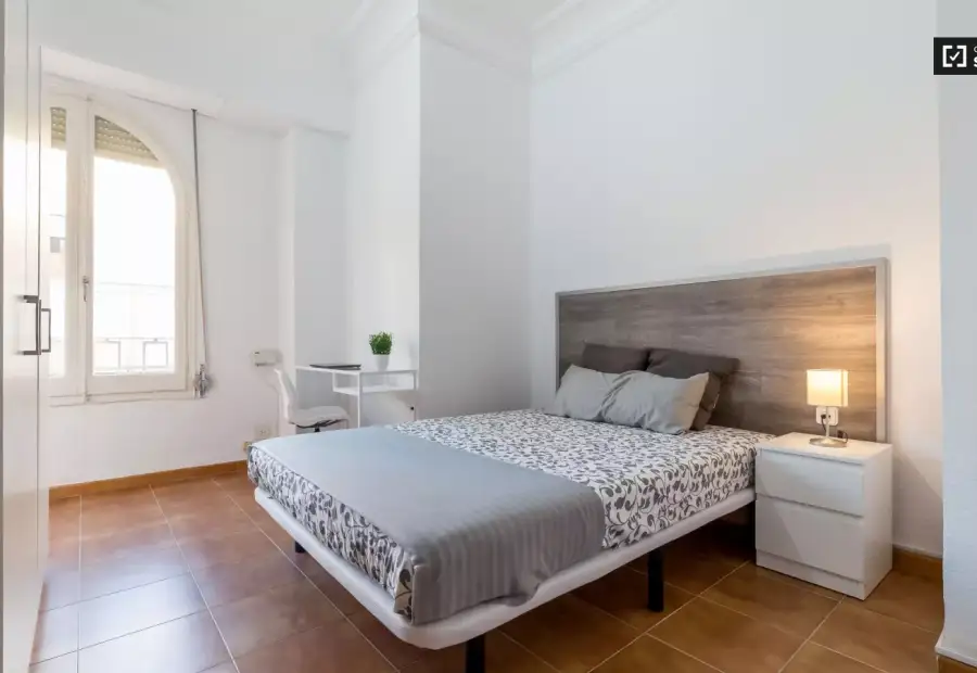 Habitación luminosa en apartamento de 7 habitaciones, Ciutat Vella en Valencia