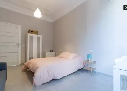 Habitación luminosa en un apartamento de 5 dormitorios en L'Eixample en Valencia