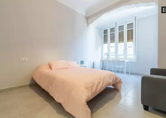 Habitación luminosa en un apartamento de 5 dormitorios en L'Eixample en Valencia