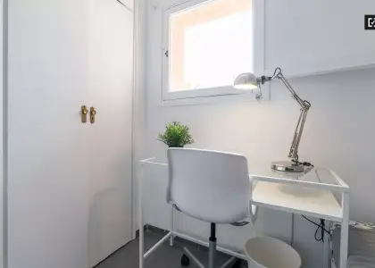 Habitación moderna en apartamento de 4 dormitorios en Algirós en Valencia