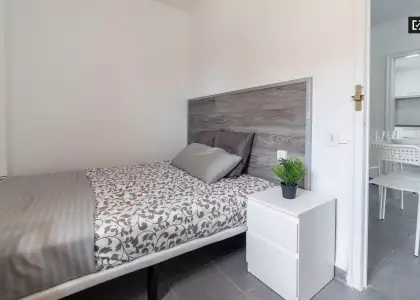 Habitación moderna en apartamento de 4 dormitorios en Algirós en Valencia