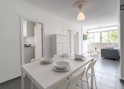 Habitación moderna en apartamento de 4 dormitorios en Algirós en Valencia