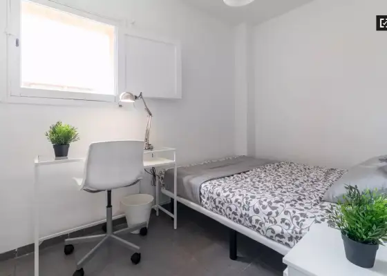 Habitación moderna en apartamento de 4 dormitorios en Algirós en Valencia