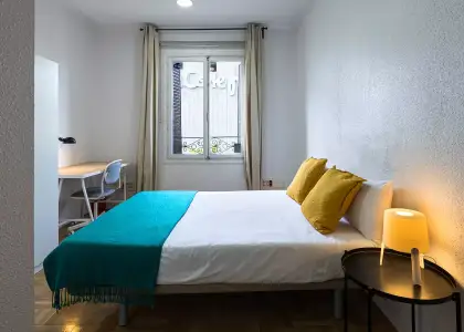 Habitación moderna en un apartamento de 15 habitaciones en Moncloa. en Madrid