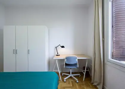 Habitación moderna en un apartamento de 15 habitaciones en Moncloa. en Madrid