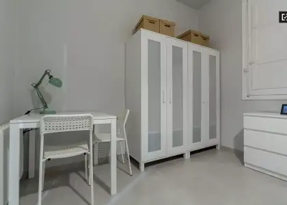 Habitación moderna en un apartamento de 5 dormitorios en L'Eixample en Valencia
