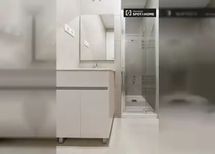 Habitación moderna en un apartamento de 5 dormitorios en L'Eixample en Valencia