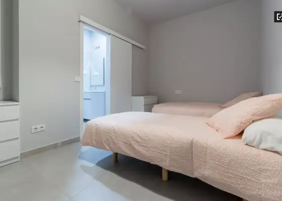 Habitación moderna en un apartamento de 5 dormitorios en L'Eixample en Valencia