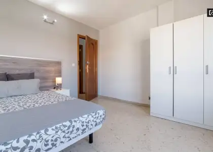 Habitación ordenada en un apartamento de 5 dormitorios en Camins al Grau en Valencia