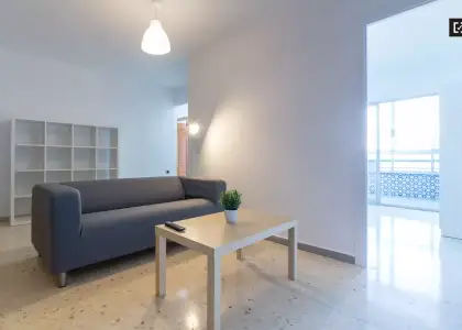 Habitación ordenada en un apartamento de 5 dormitorios en Camins al Grau en Valencia